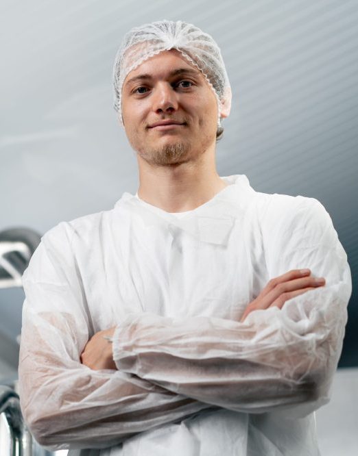 Machineoperator AGF kijkt met de armen over elkaar recht in de camera.