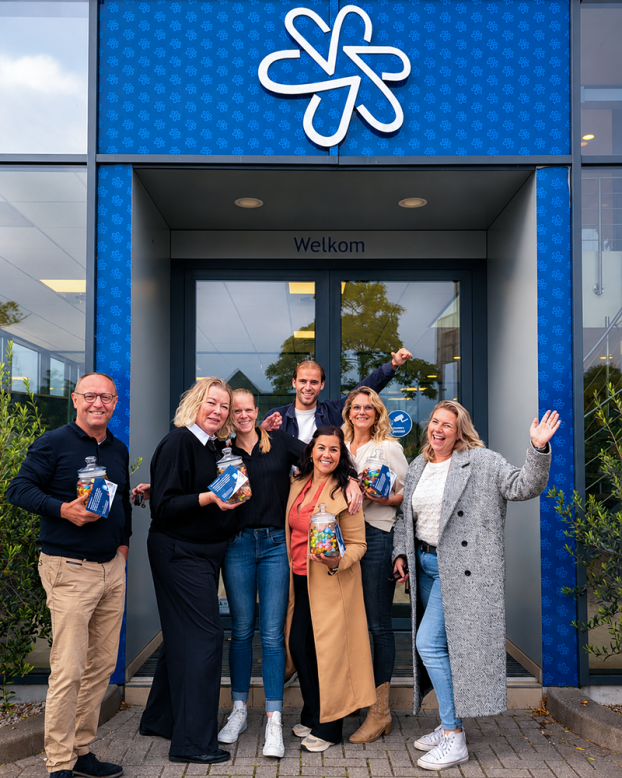 Het Solutions-team viert de Salesweken voor het kantoor