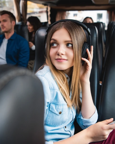 Pracownik podróżujący autobusem z darmowym transportem z Polski do Holandii