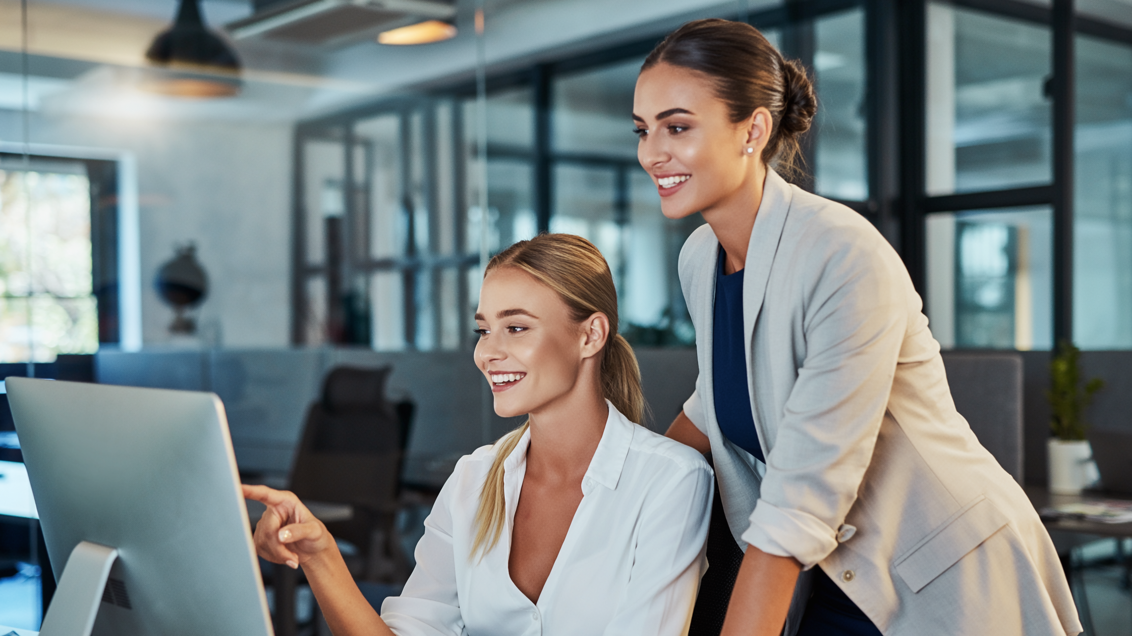 Planner supporting a colleague while reviewing daily planning and schedules in a modern office environment.