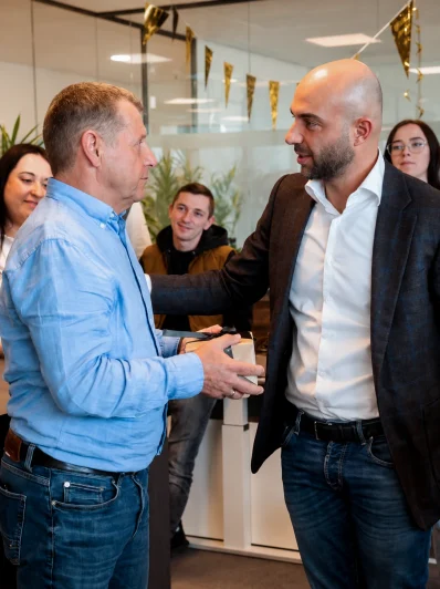 Hans gaat met pensioen en ontvangt een afscheidscadeau van collega's