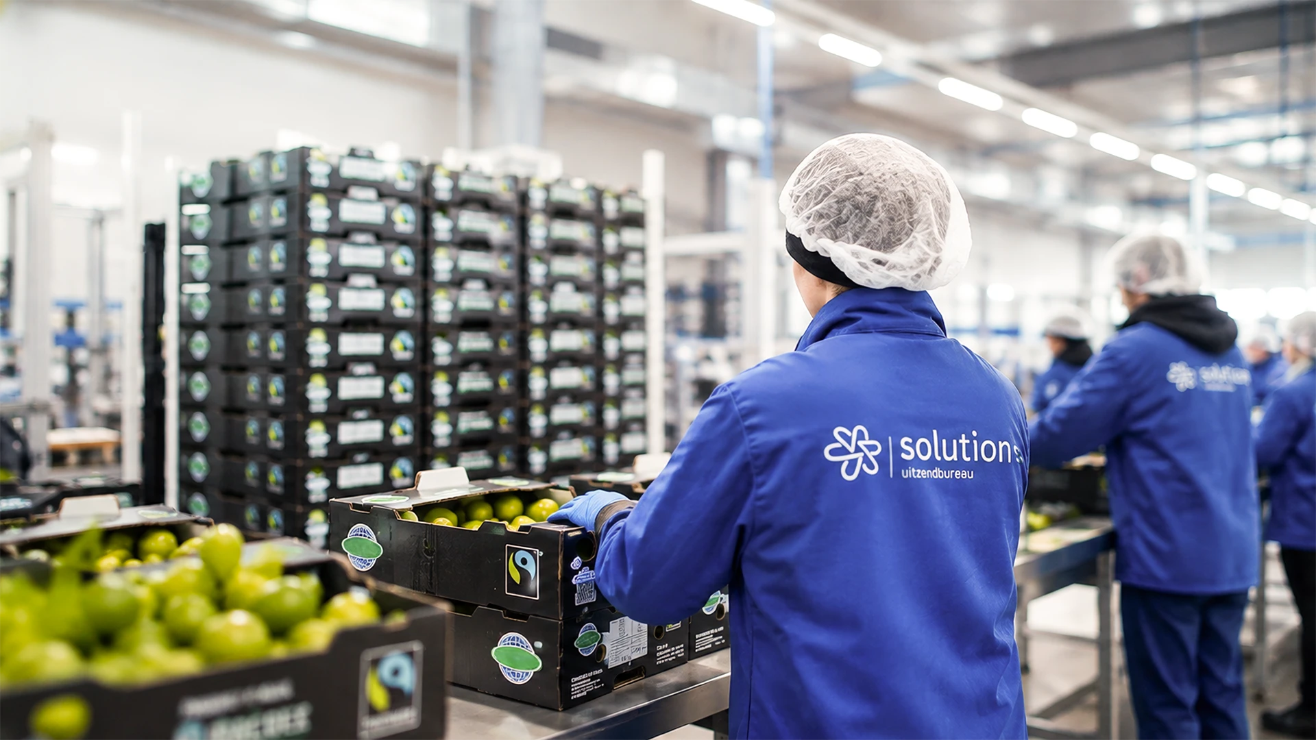 Flexwerkers van Solutions aan het werk in een productieomgeving in Nederland