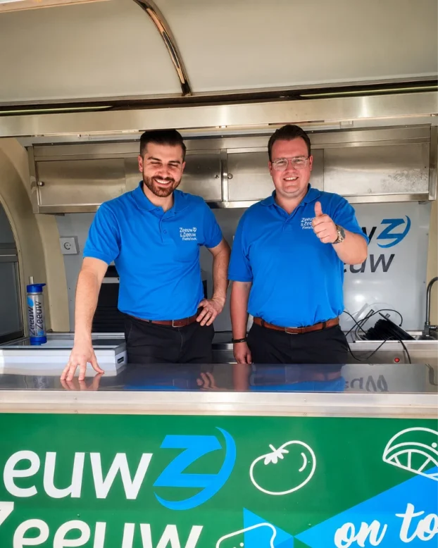 Medewerkers van Zeeuw & Zeeuw tijdens de viering van de levering van de 50.000e Kia